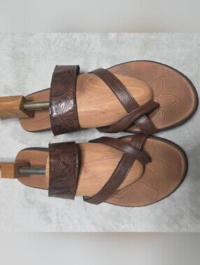 Born boc Brown Stappy Flat Sandal. Leather Floral Tool Design. Size 11